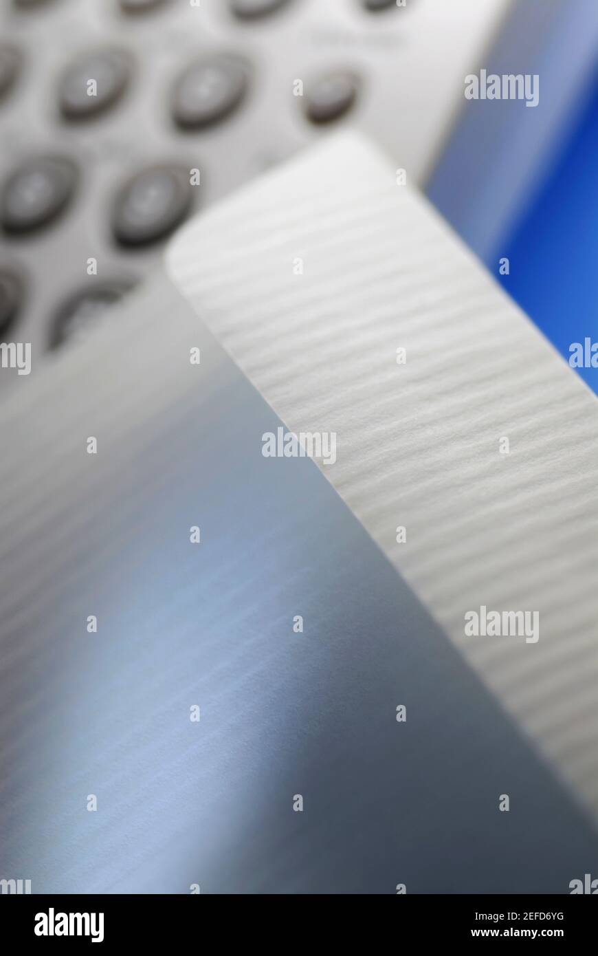 Primo piano di una busta su un telefono cordless Foto Stock