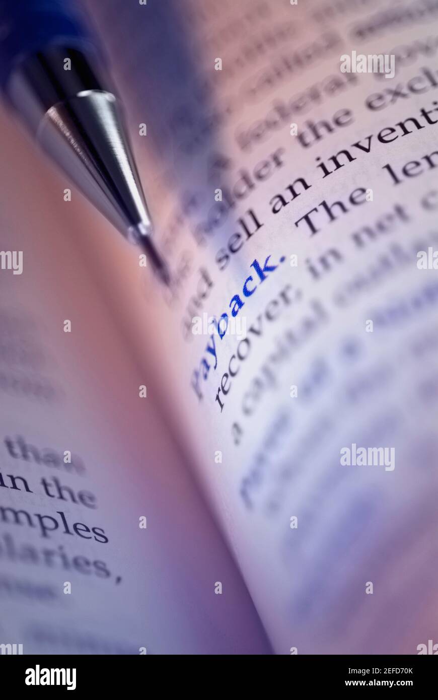 Close up di una penna su un libro aperto Foto Stock