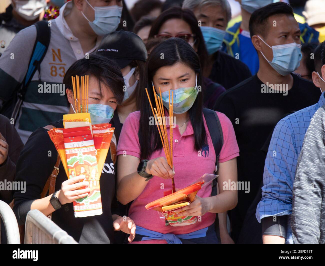 2021 Febbraio 15, Hong Kong.worshippers indossare maschere per proteggere contro la diffusione del Coronavirus nel Tempio di Wong Tai Sin. Foto Stock