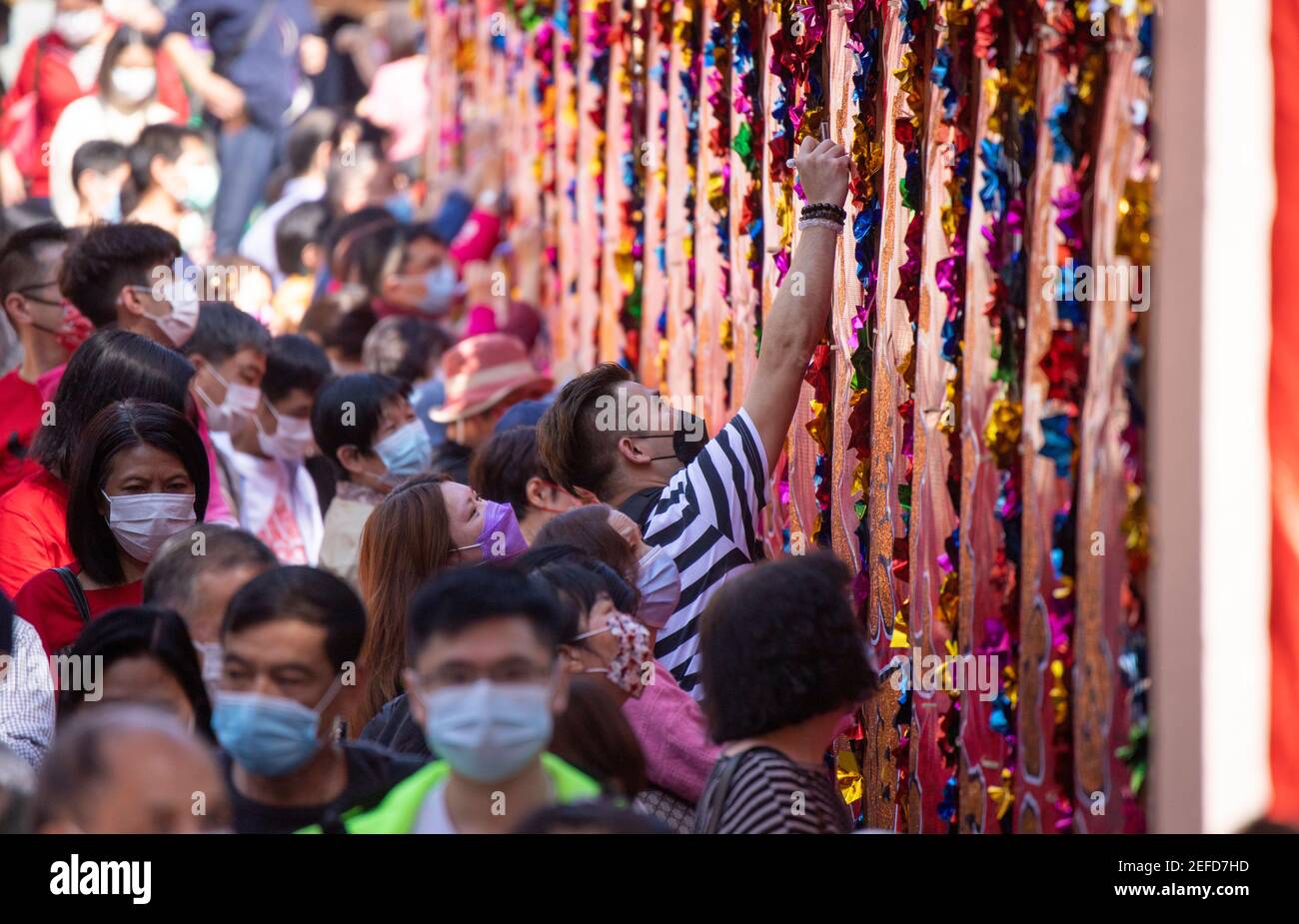 2021 Febbraio 15, Hong Kong.worshippers indossare maschere per proteggere contro la diffusione del Coronavirus nel Tempio di Wong Tai Sin. Foto Stock