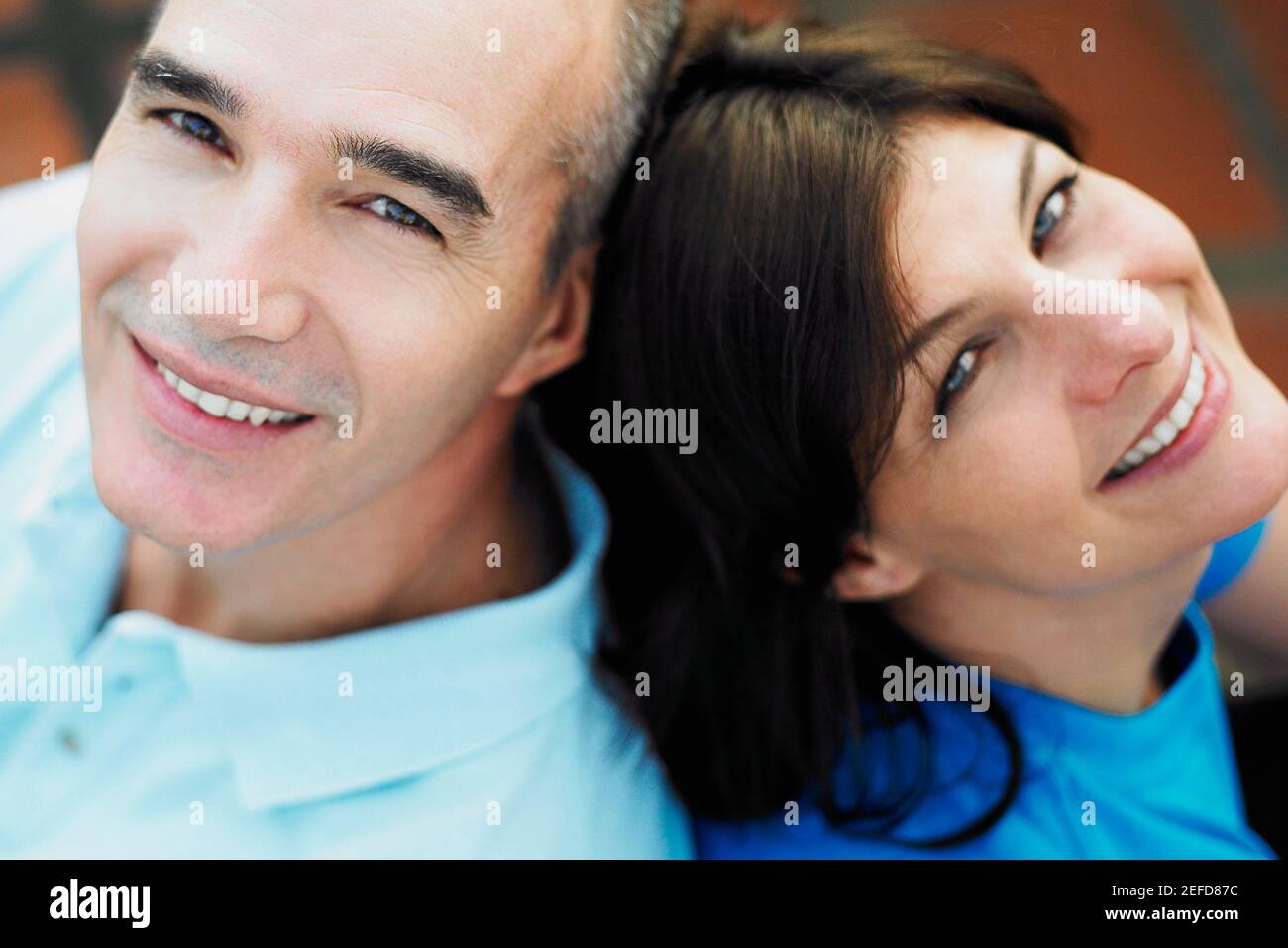 Vista ad alto angolo di una coppia matura che siede indietro indietro Foto Stock