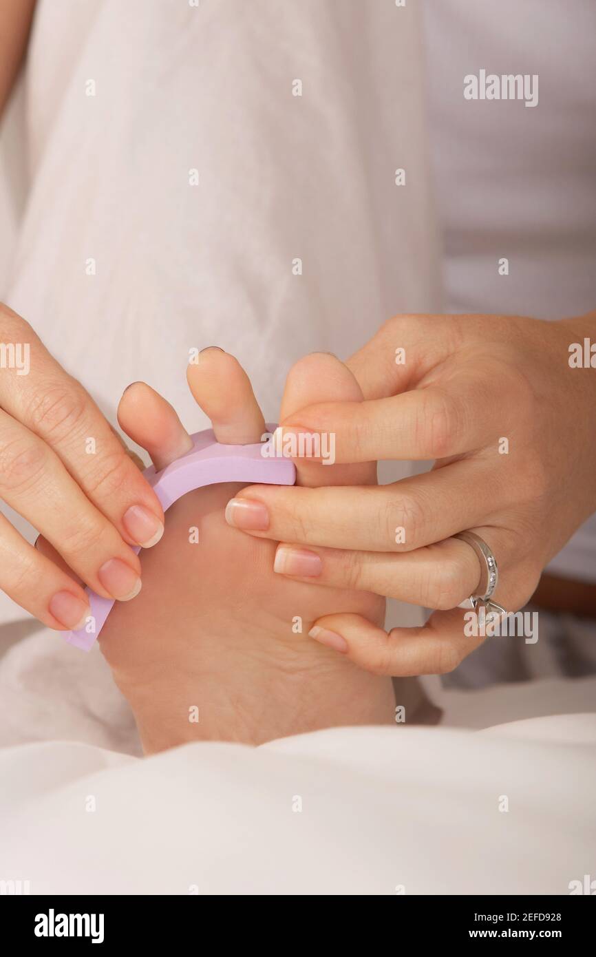 Vista in sezione bassa di una donna adulta media che la regola divisore a coda di rospo Foto Stock