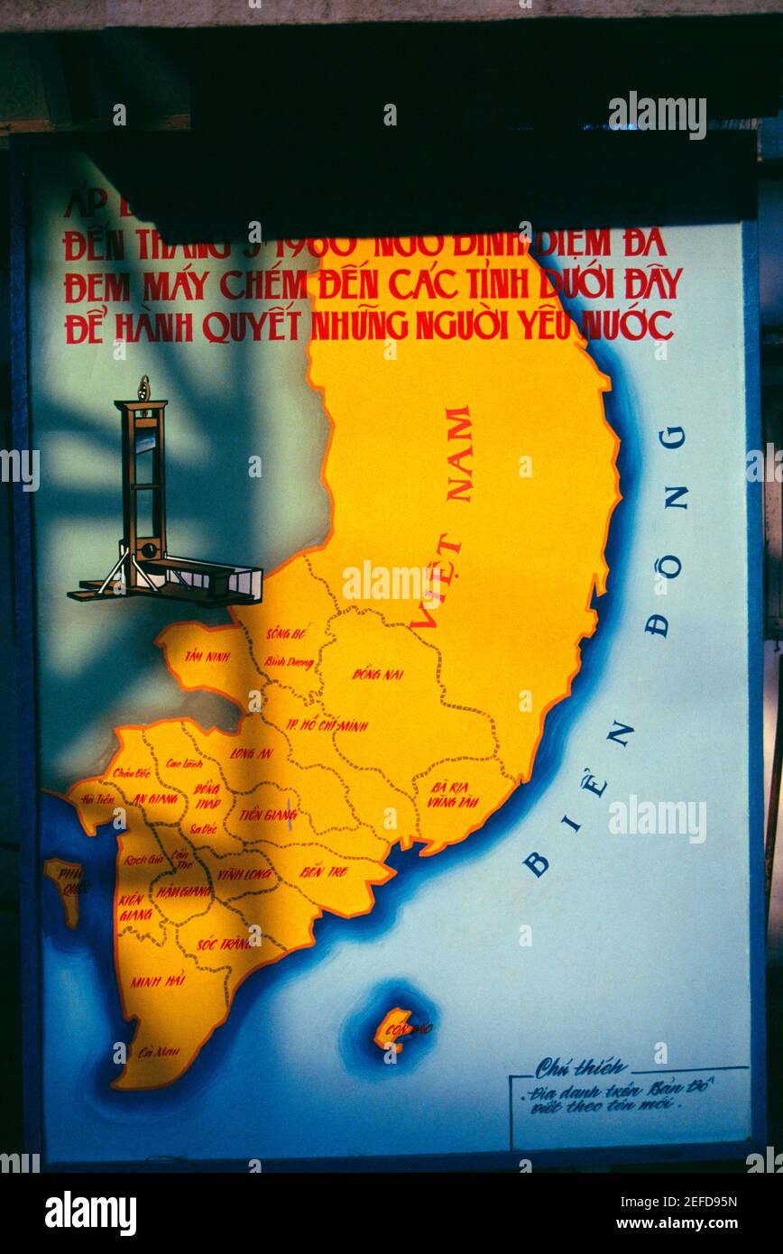 Esposizione della ghigliottina francese, Museo della guerra, ho Chi Minh City (ex Saigon) Vietnam Foto Stock