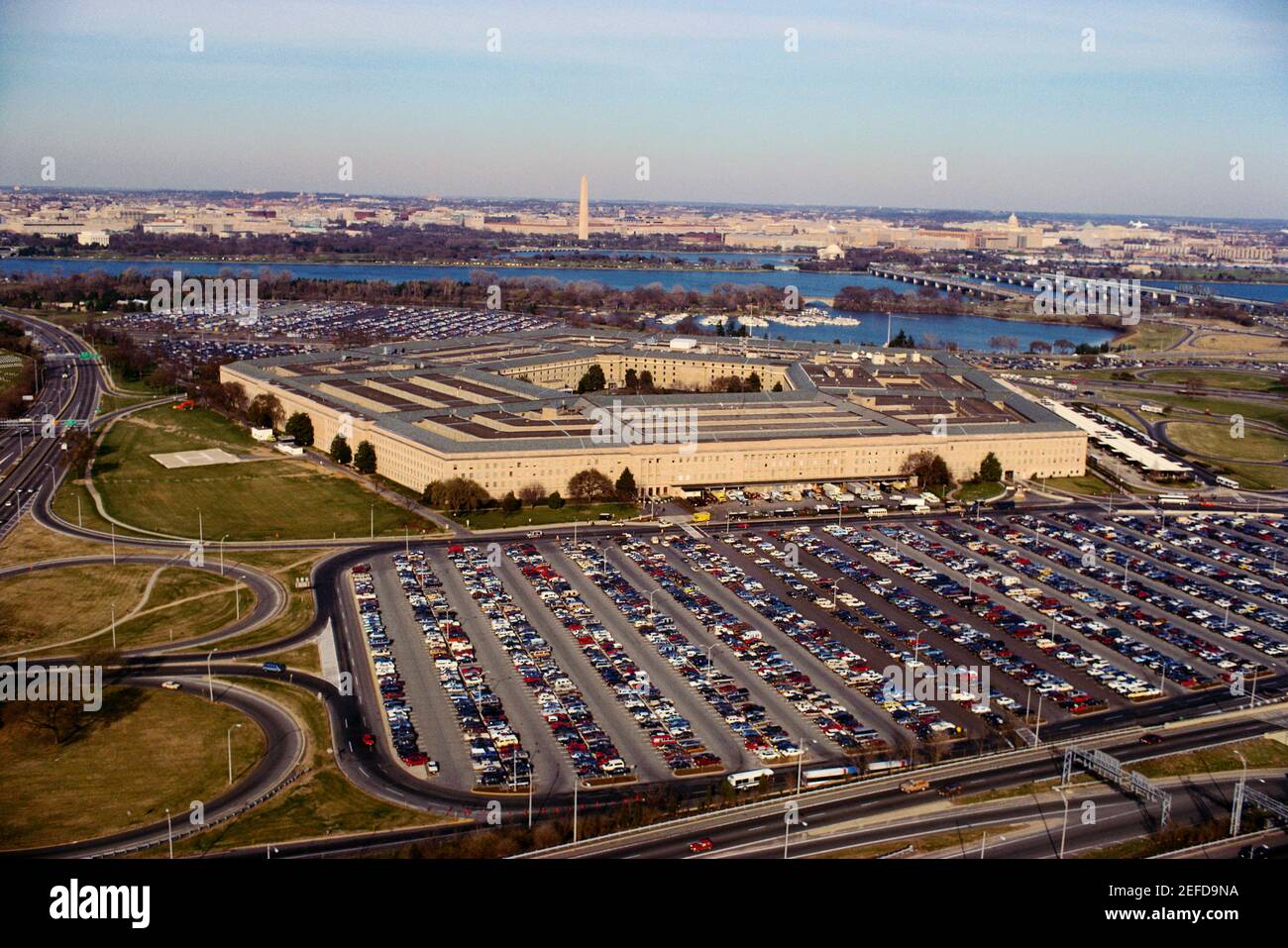 Vista aerea di un parcheggio accanto a un edificio militare, il Pentagono, Washington DC, USA Foto Stock