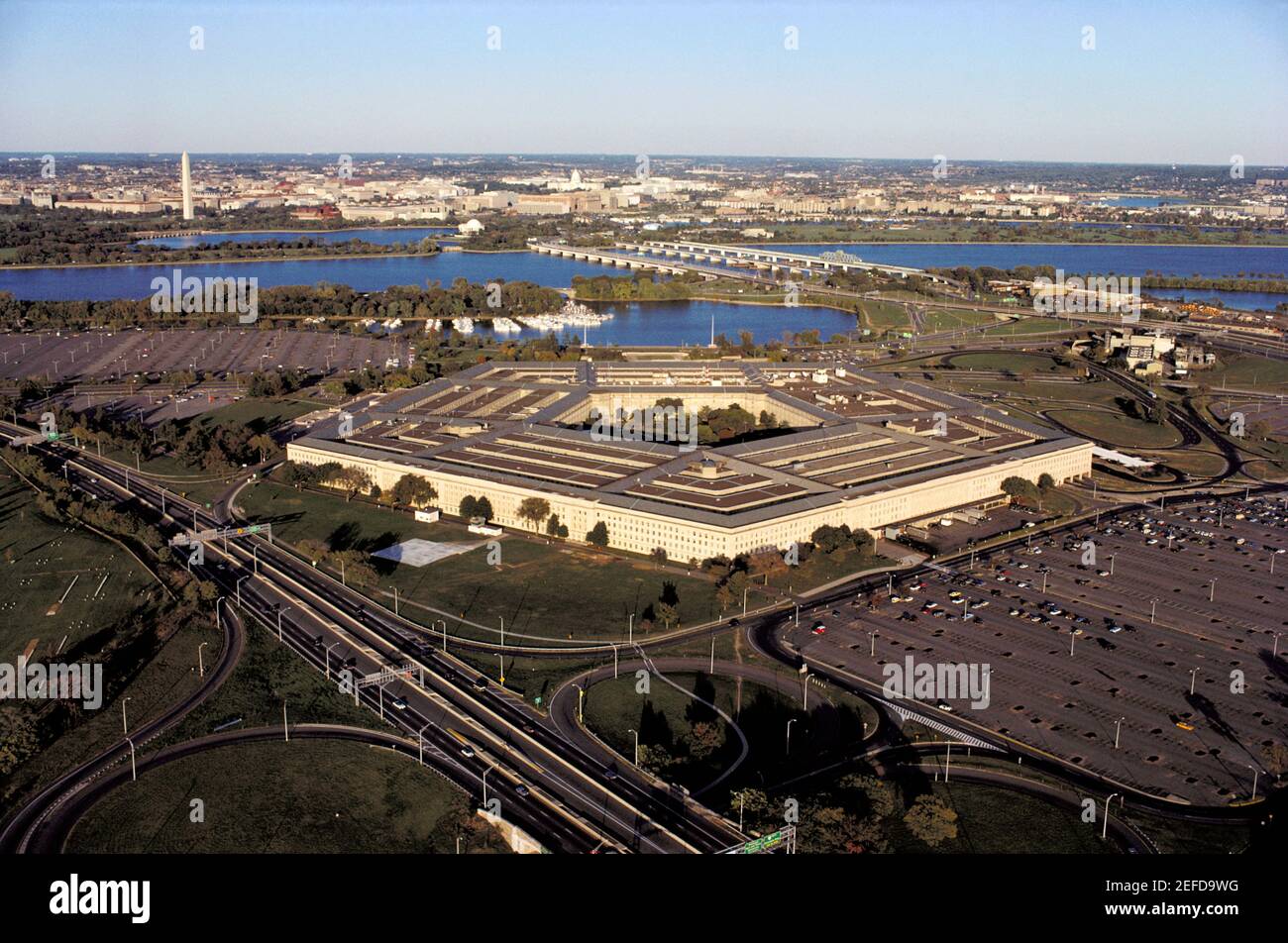 Vista aerea di un parcheggio accanto a un edificio militare, il Pentagono, Washington DC, USA Foto Stock