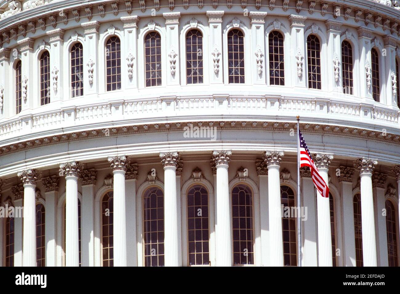 Bandiera americana di fronte a un edificio governativo, Capitol Building, Washington DC, USA Foto Stock