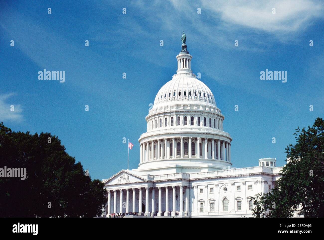 Vista ad angolo basso di una bandiera americana su un edificio governativo, Capitol Building, Washington DC, USA Foto Stock
