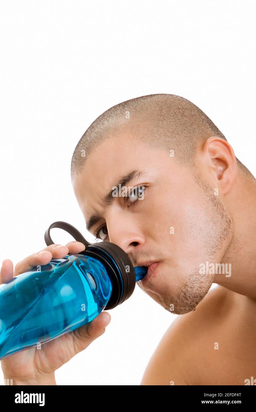 Ritratto di un giovane che beve acqua da una bottiglia Foto Stock