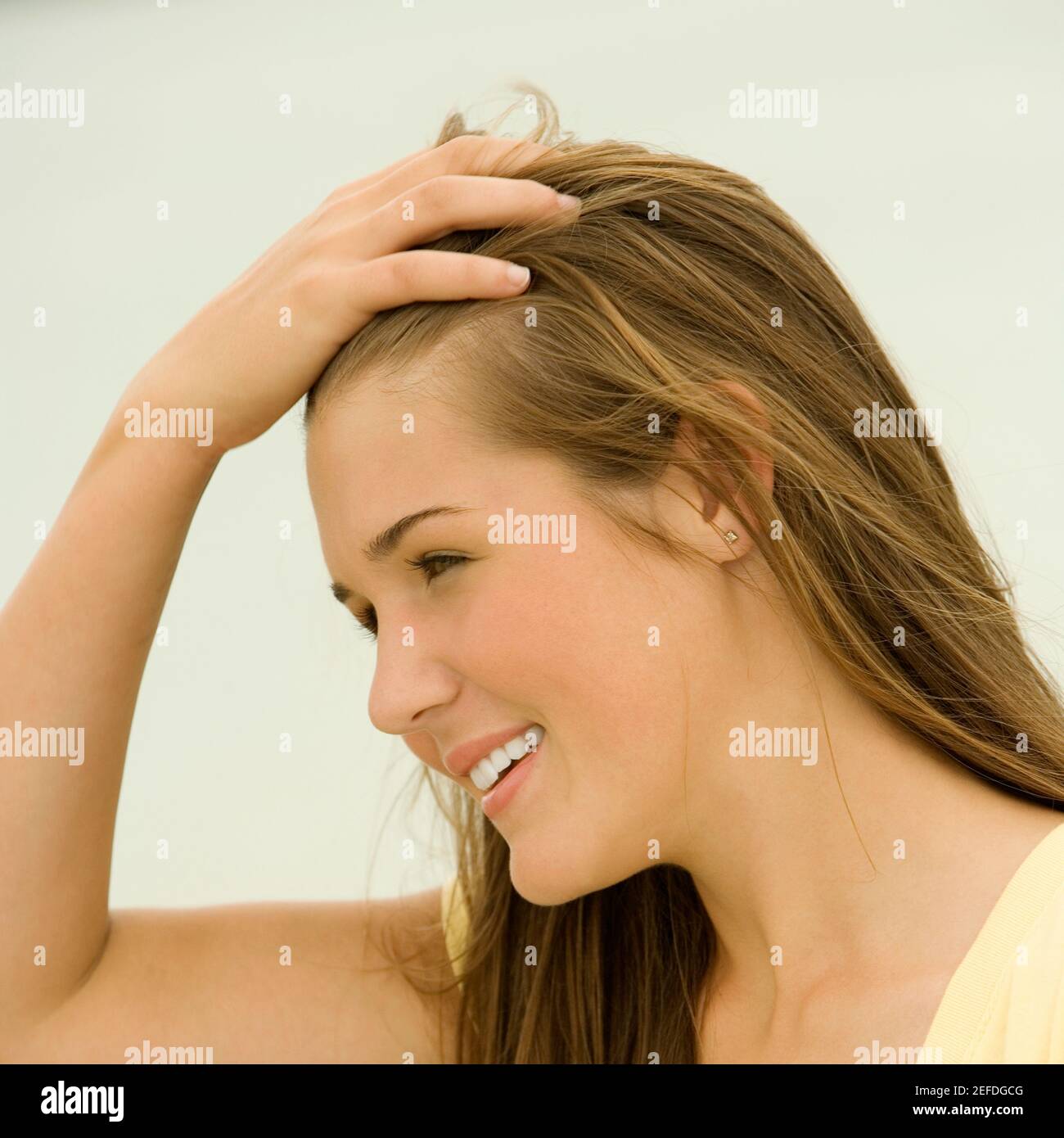 Primo piano di una ragazza adolescente con la mano in lei capelli Foto Stock