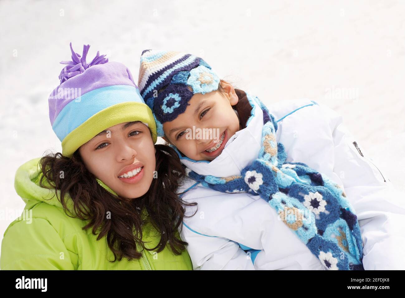 Close-up di due ragazze sorridenti Foto Stock