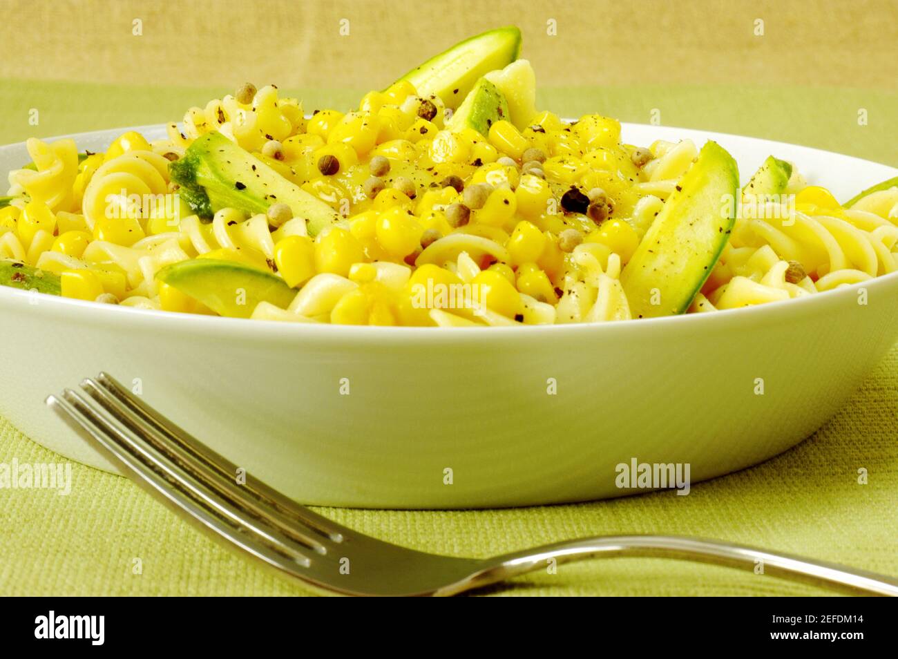 Primo piano di una ciotola di pasta e di una forchetta Foto Stock