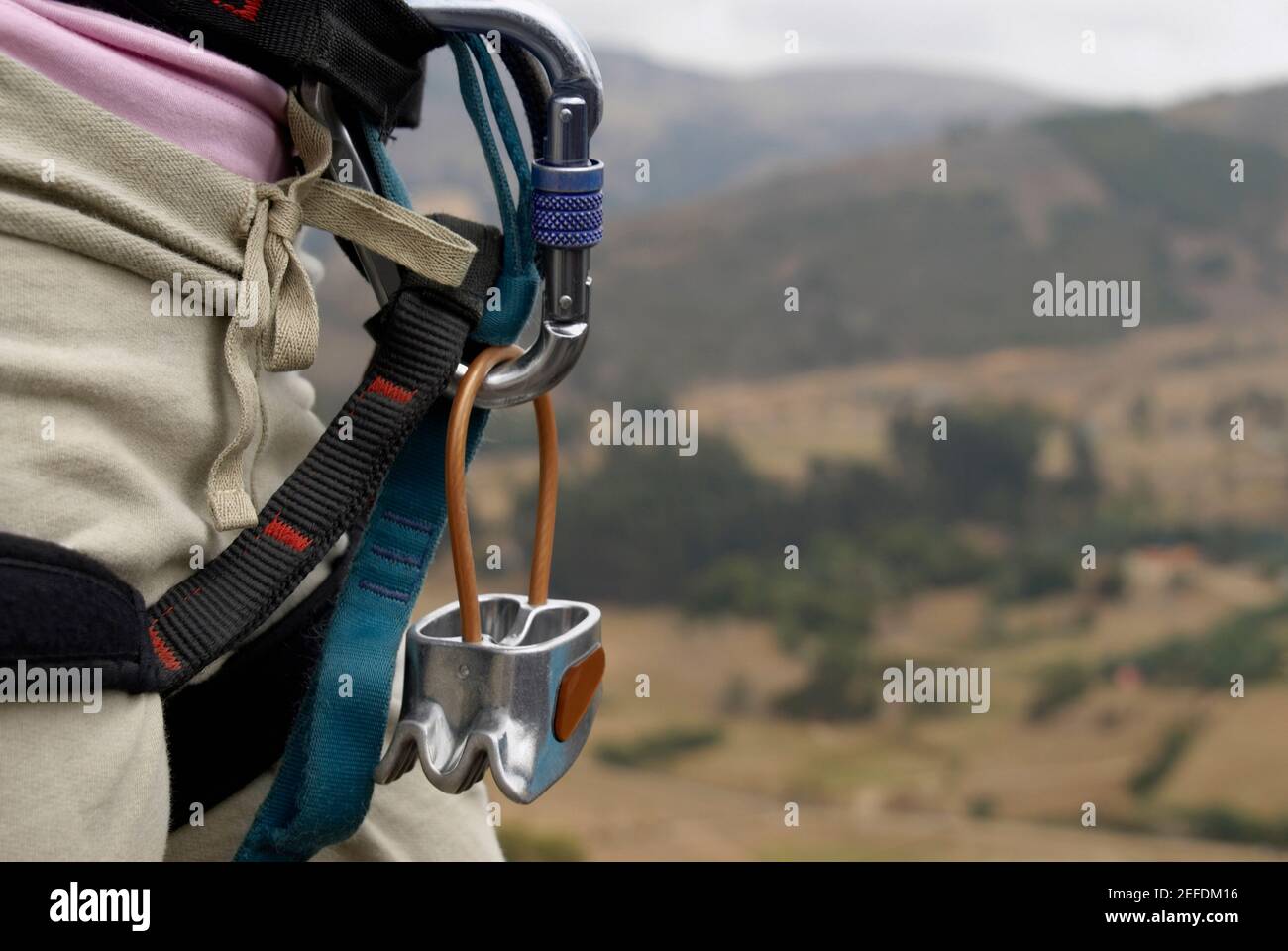 Vista in sezione intermedia di un arrampicatore che porta roccia attrezzature Foto Stock