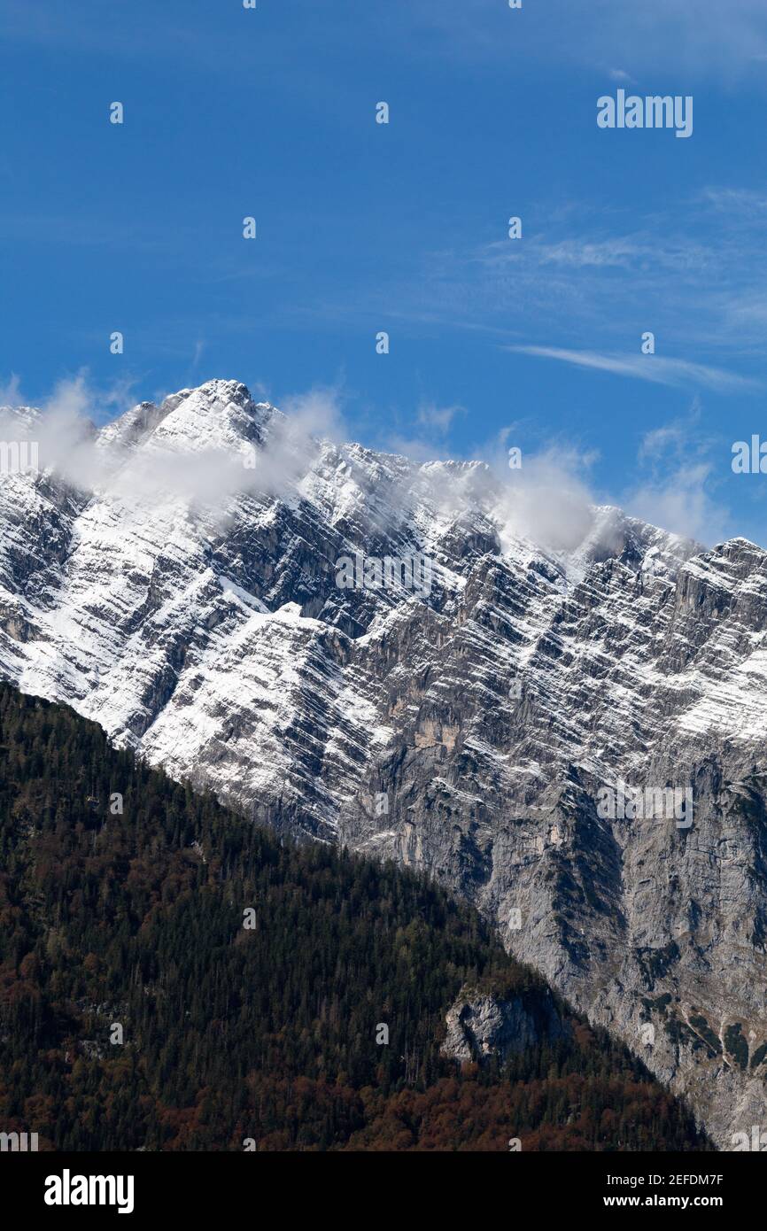 Watzmann dettaglio montagna, innevato in autunno. Vista da Obersee. Foto Stock