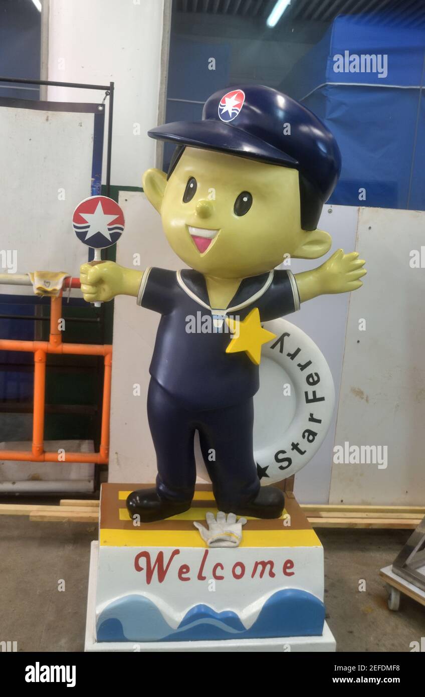Un marinaio figura mostra benvenuto al molo Star Ferry Foto Stock
