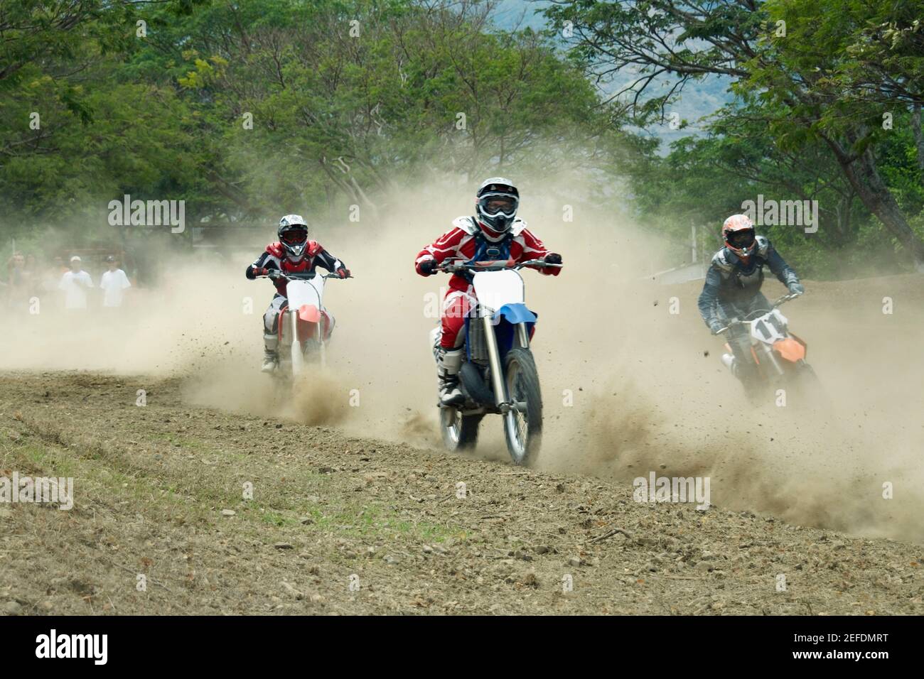 Motociclisti che cavalcano motociclette Foto Stock