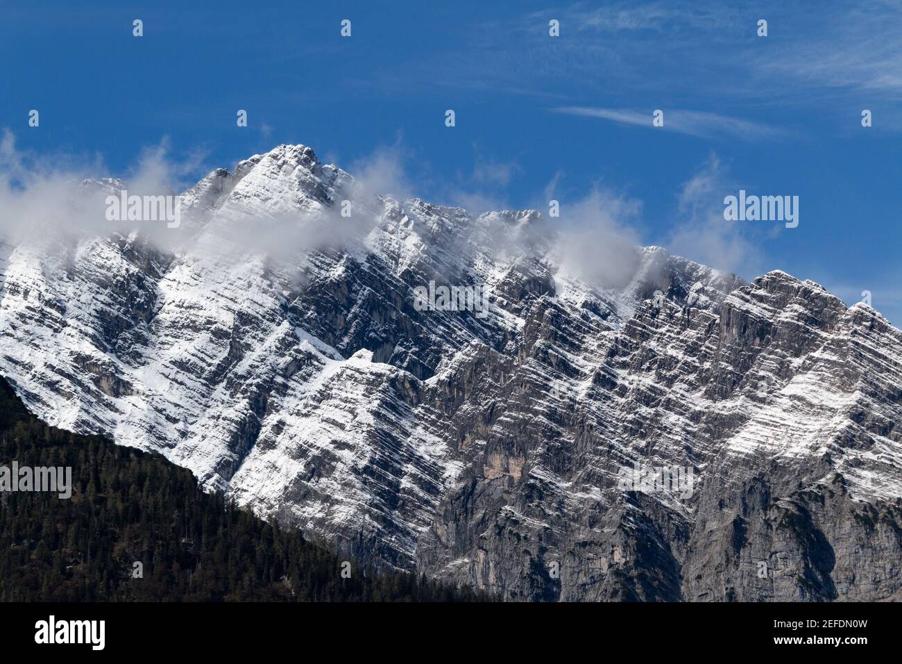 Watzmann dettaglio montagna, innevato in autunno. Vista da Obersee. Foto Stock