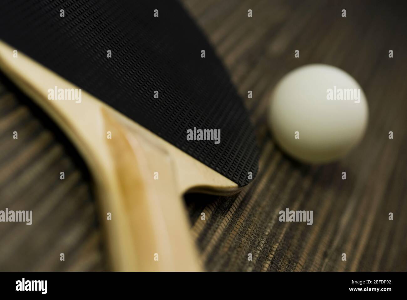 Close-up di una palla di ping-pong con una tabella racchetta da tennis Foto Stock