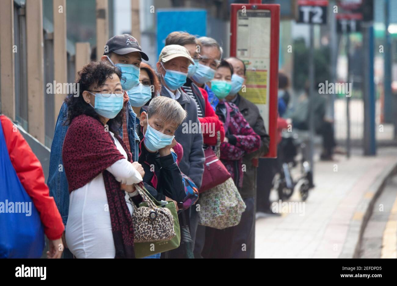 2021 gennaio 22, Hong Kong. Durante l'epidemia, i cittadini che indossano maschere sono in attesa per l'autobus Foto Stock