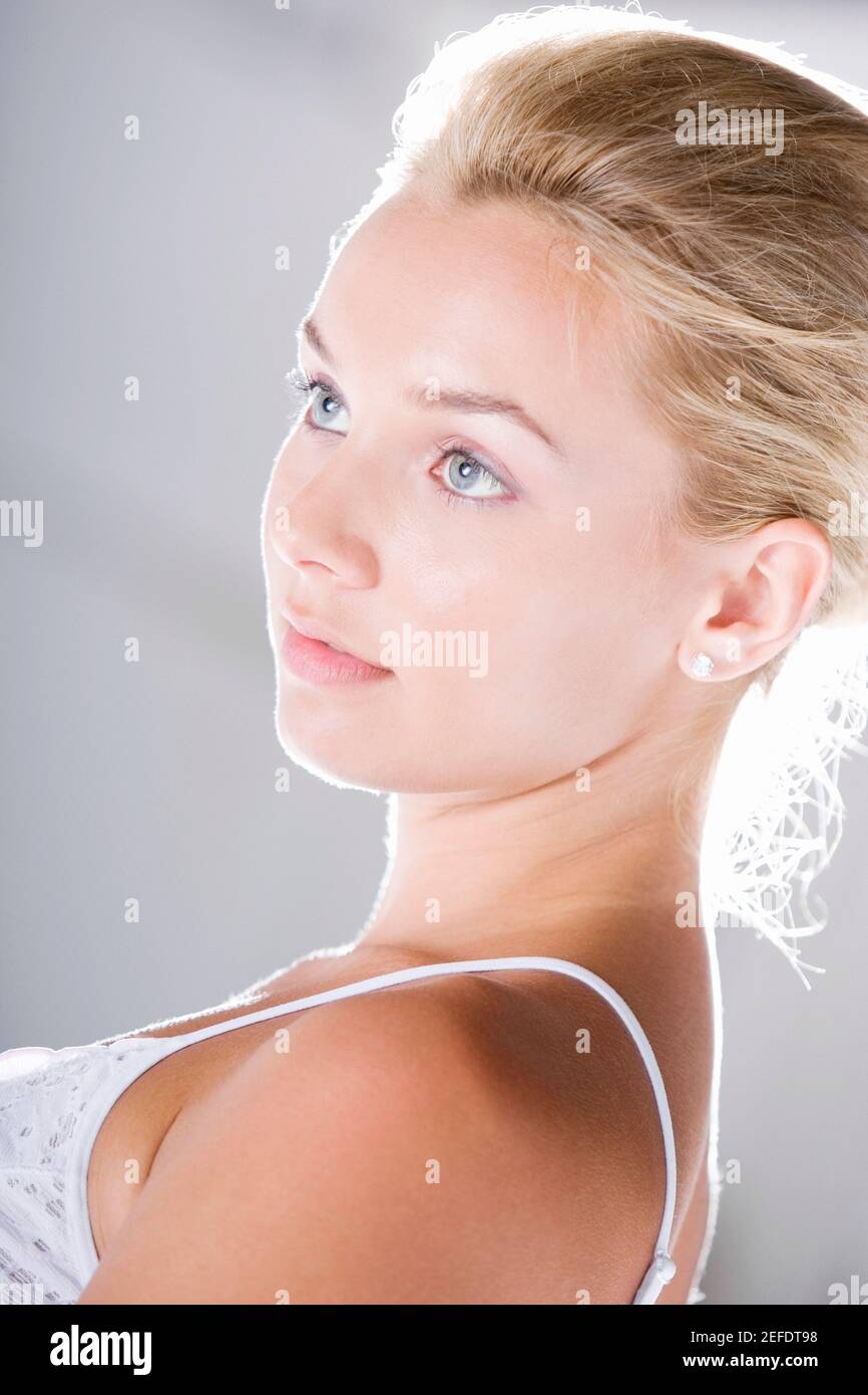 Profilo laterale di una giovane donna di pensare Foto Stock