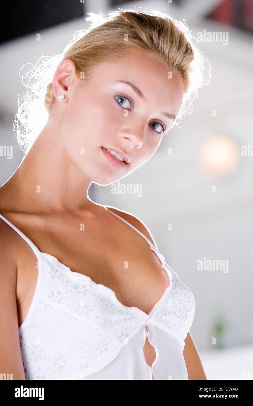 Ritratto di una giovane donna che indossa una nightcrie Foto Stock