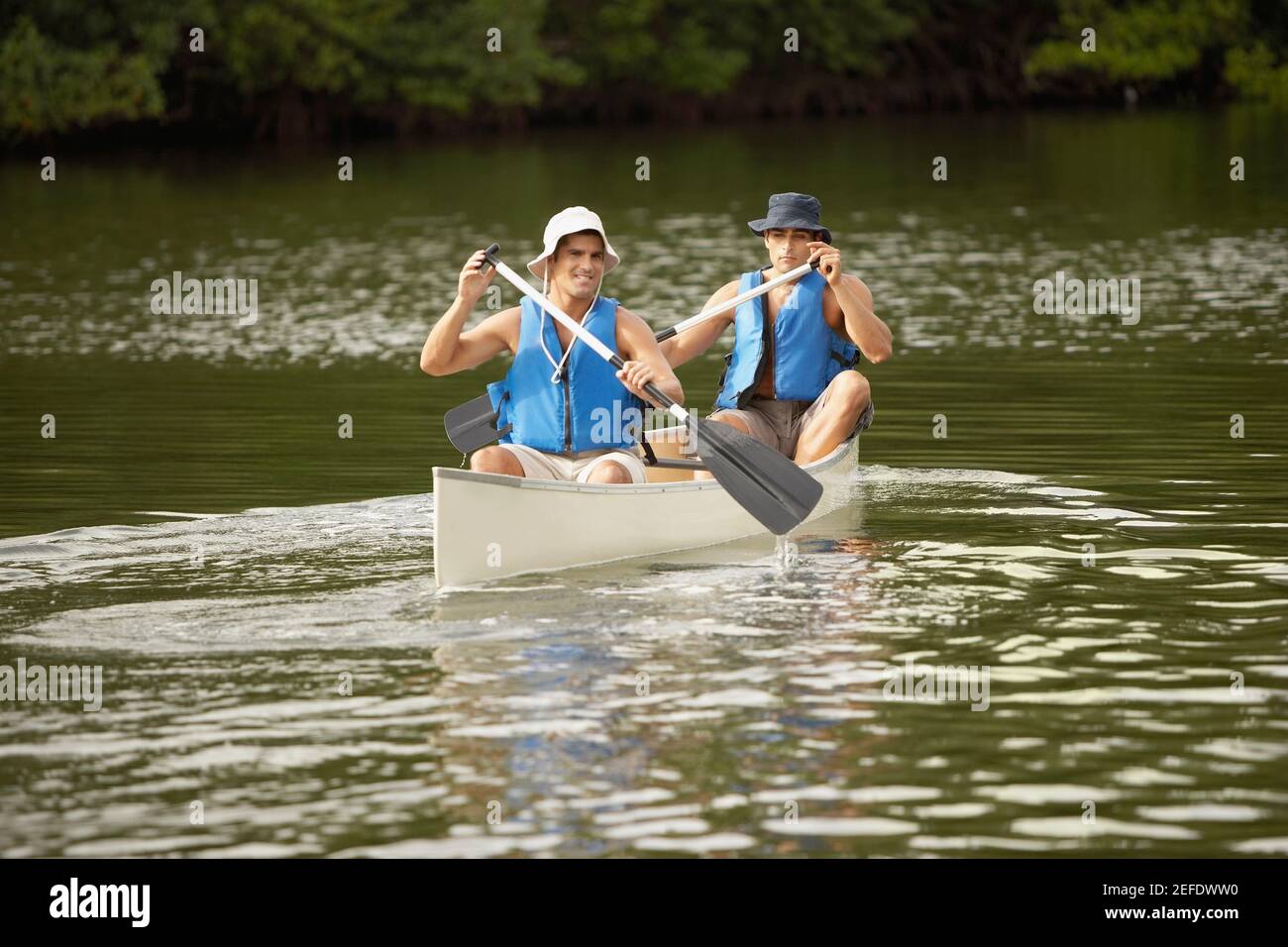 Due uomini di mezza età in canoa Foto Stock