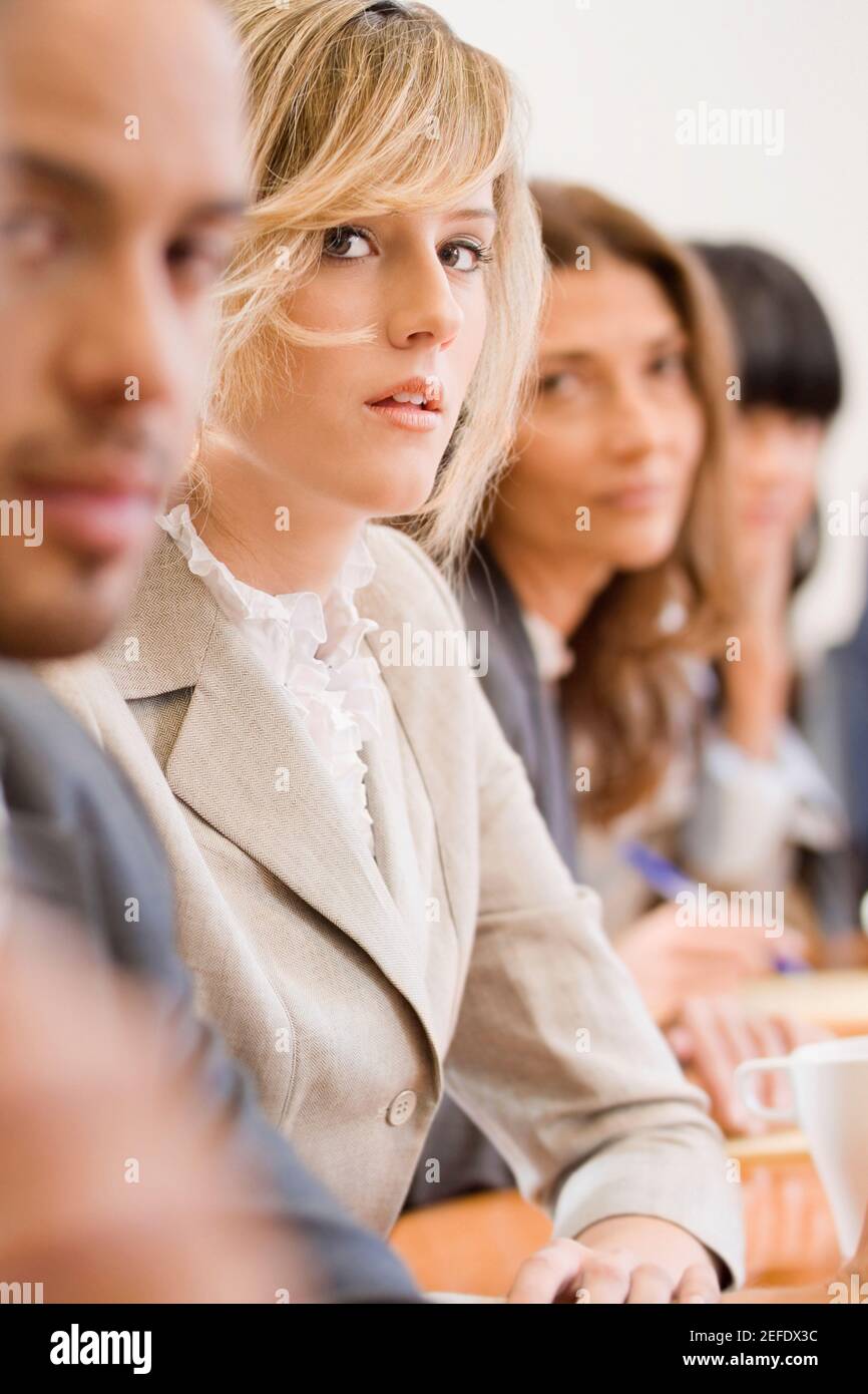 Dirigenti aziendali in una riunione in una sala riunioni Foto Stock