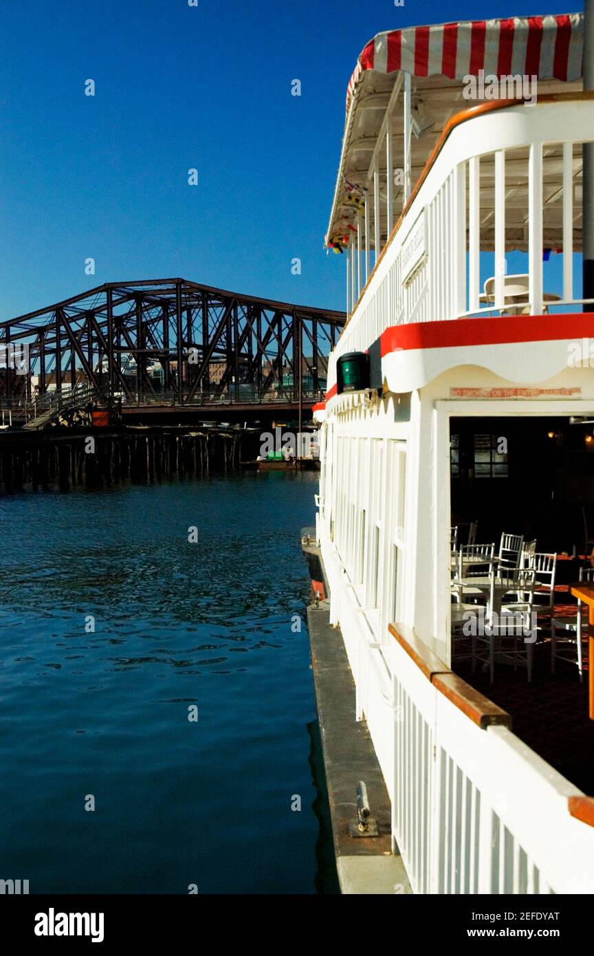 Profilo laterale di una barca presso un molo, Boston, Massachusetts, Stati Uniti Foto Stock