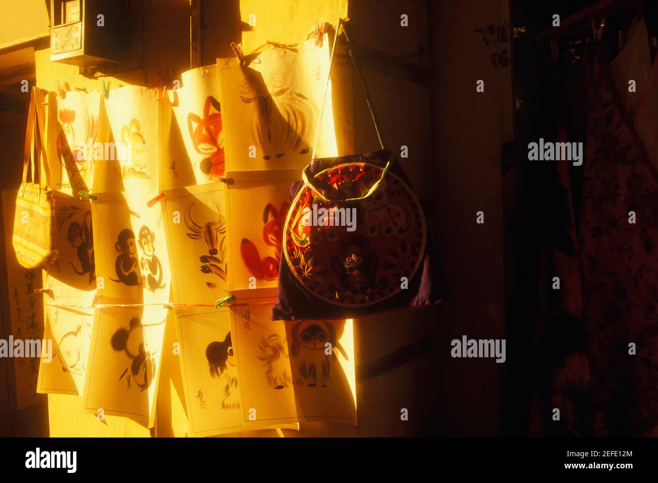 Poster di schizzo in una bancarella di mercato, Cina Foto Stock