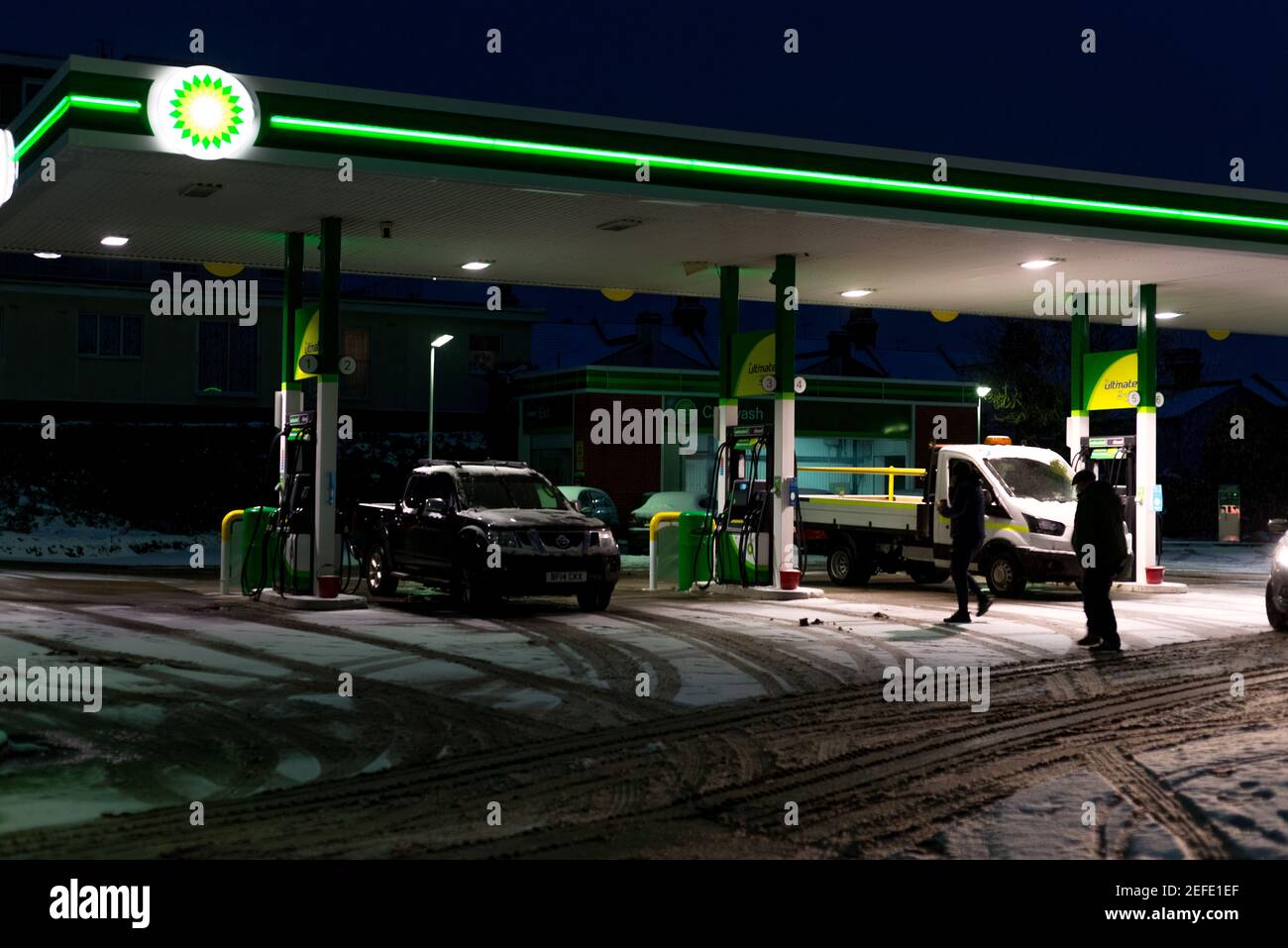 Southend, Essex, UK - 8 febbraio 2021: I clienti si riempiono presso una stazione di servizio BP su una gelida mattina coperta di neve durante la tempesta Darcy. Foto Stock