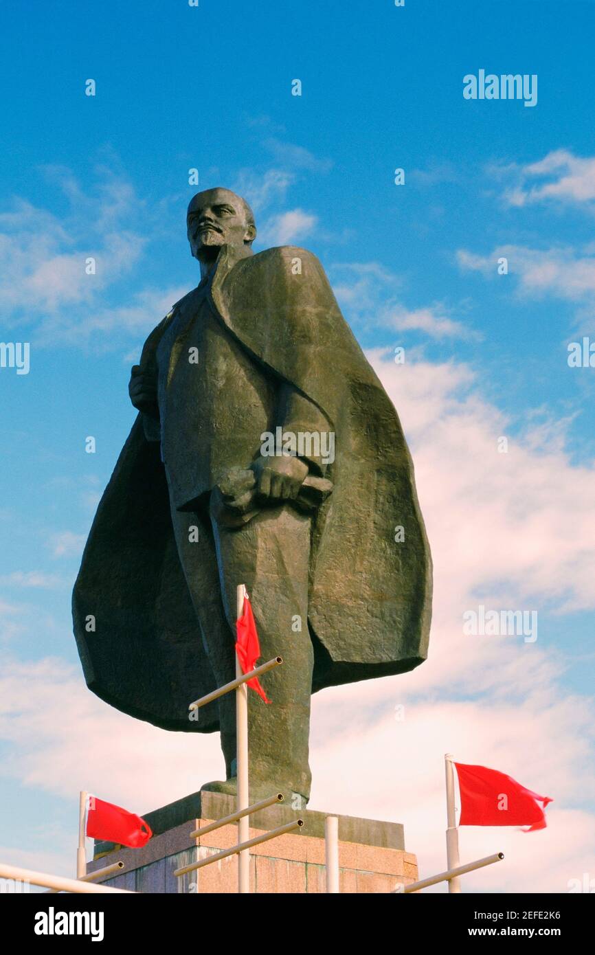 Vista ad angolo basso di una statua, il monumento di Lenin, Petropavlovsk Kamchatsky, Kamchatka, Russia Foto Stock