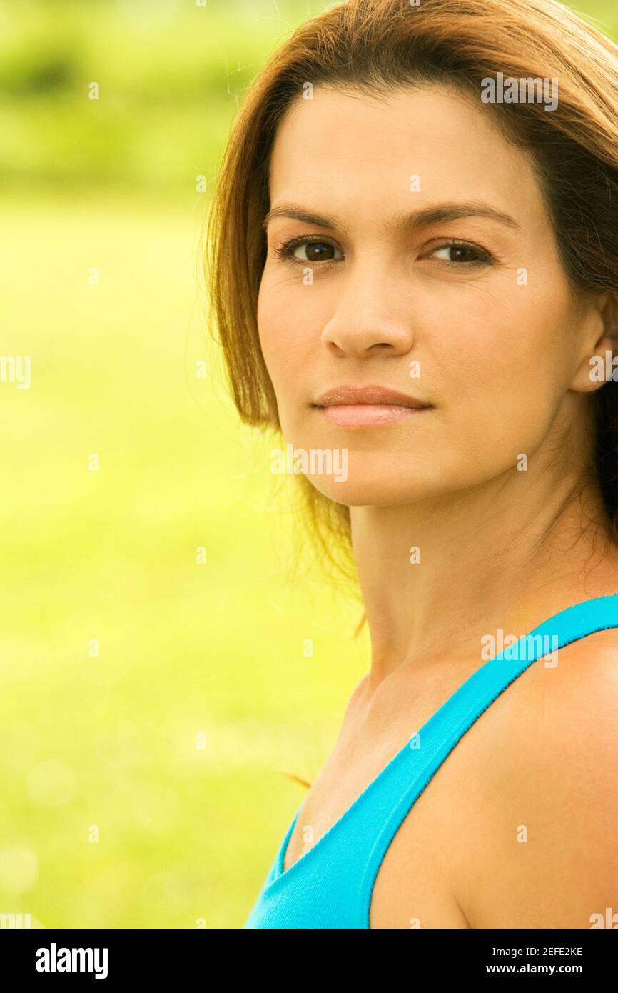 Ritratto di una metà donna adulta pensando Foto Stock