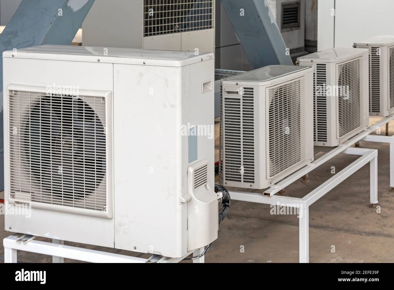 Condizionatori d'aria, unità HVAC nella parte superiore dell'edificio Foto Stock