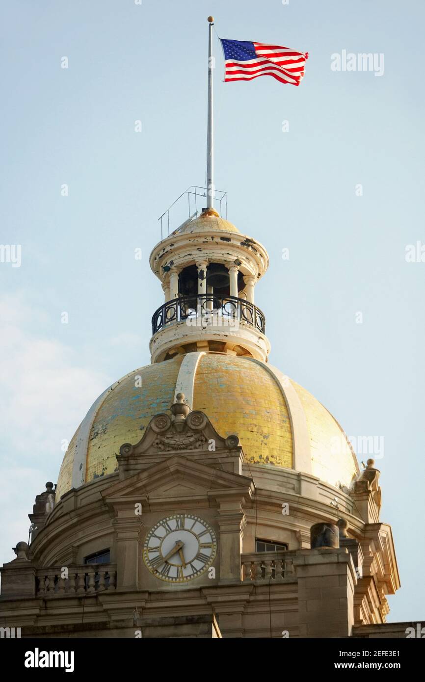 Vista ad angolo basso di un edificio, il Municipio, Savannah, Georgia, Stati Uniti Foto Stock