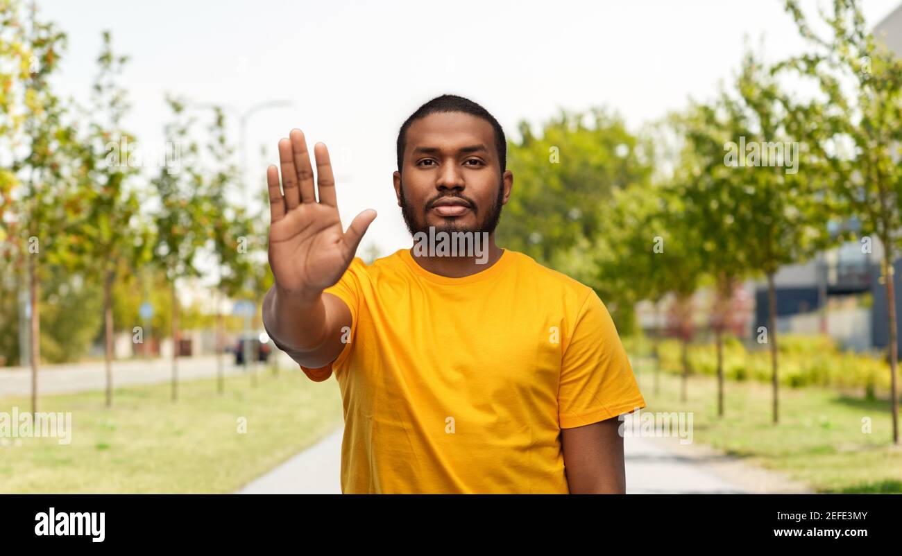 l'uomo afro-americano mostra il gesto di stop all'aperto Foto Stock