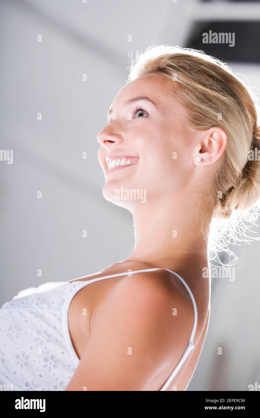 Il profilo laterale di una giovane donna sorridente Foto Stock