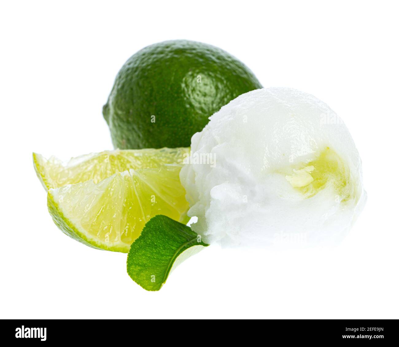 Una tazza di gelato al lime isolato su sfondo bianco Foto Stock