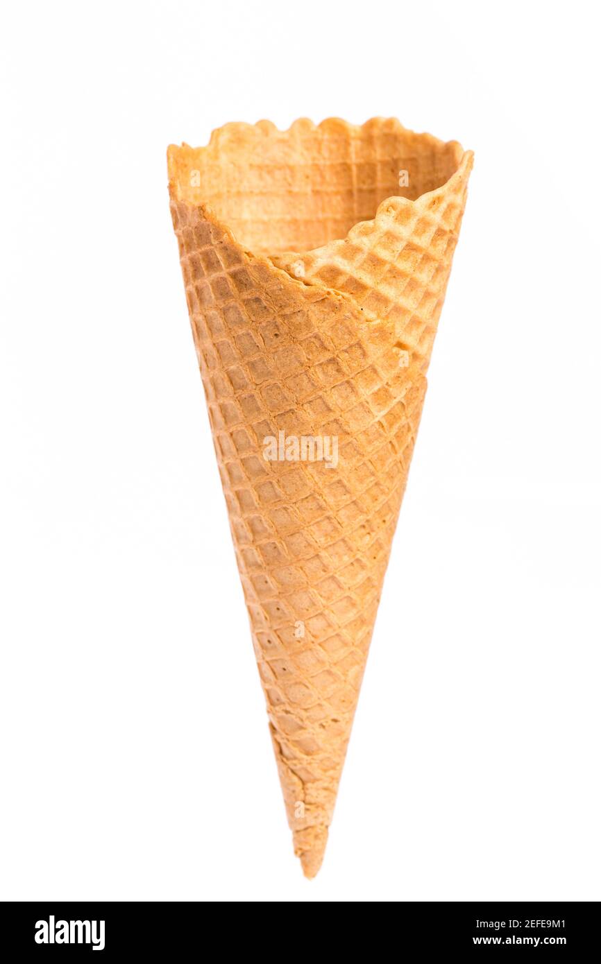 Un cono di gelato vuoto isolato su sfondo bianco Foto Stock