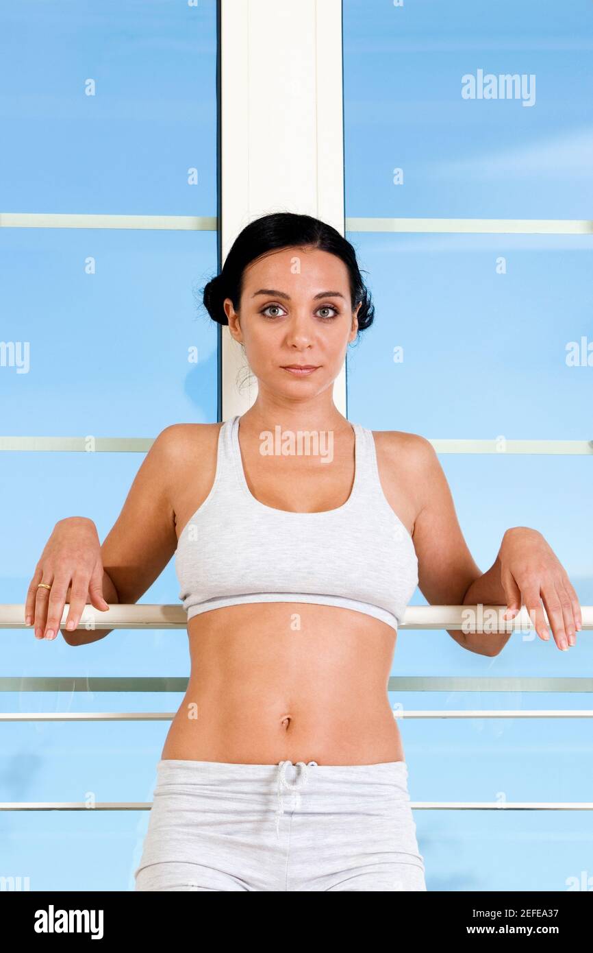 Ritratto di una giovane donna appoggiata ad una ringhiera Foto Stock