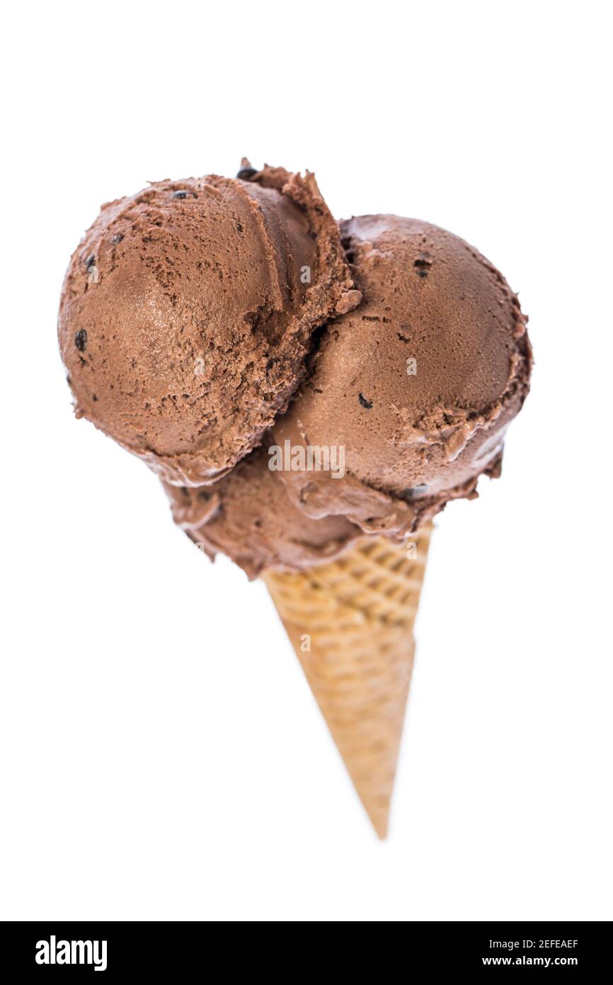 Gelato: Gelato al cioccolato nel cono gelato isolato su sfondo bianco - vista degli occhi degli uccelli Foto Stock