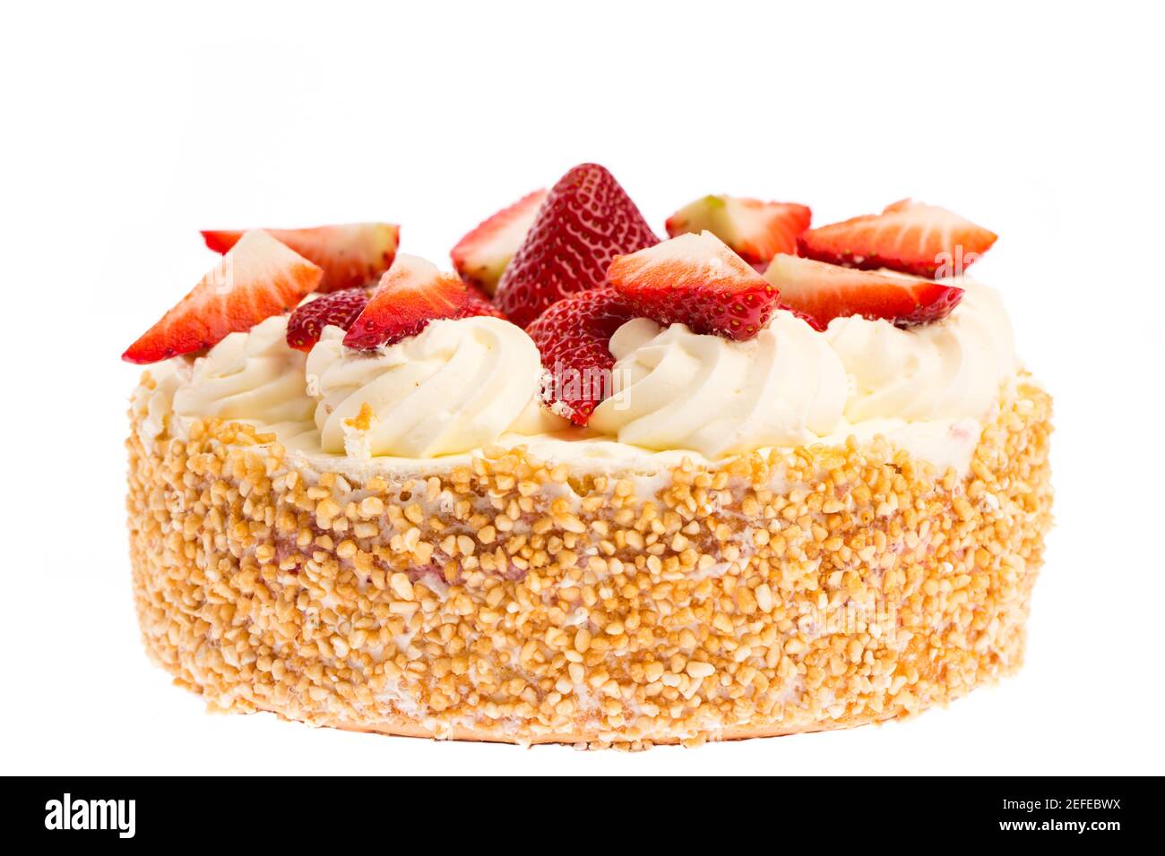 Torta di fragole - vista frontale isolata su sfondo bianco Foto Stock