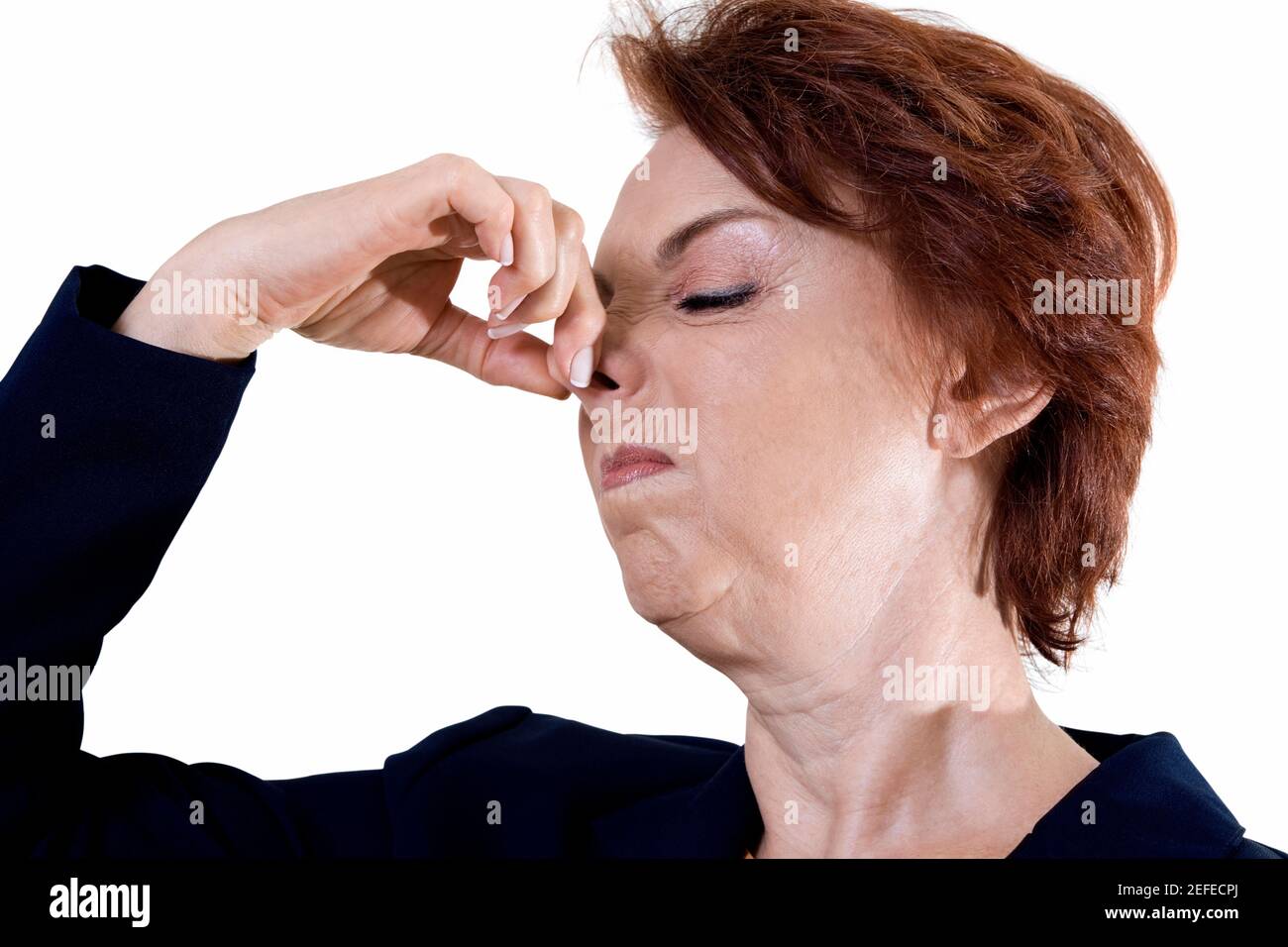 Primo piano di una donna d'affari che tiene il naso Foto Stock