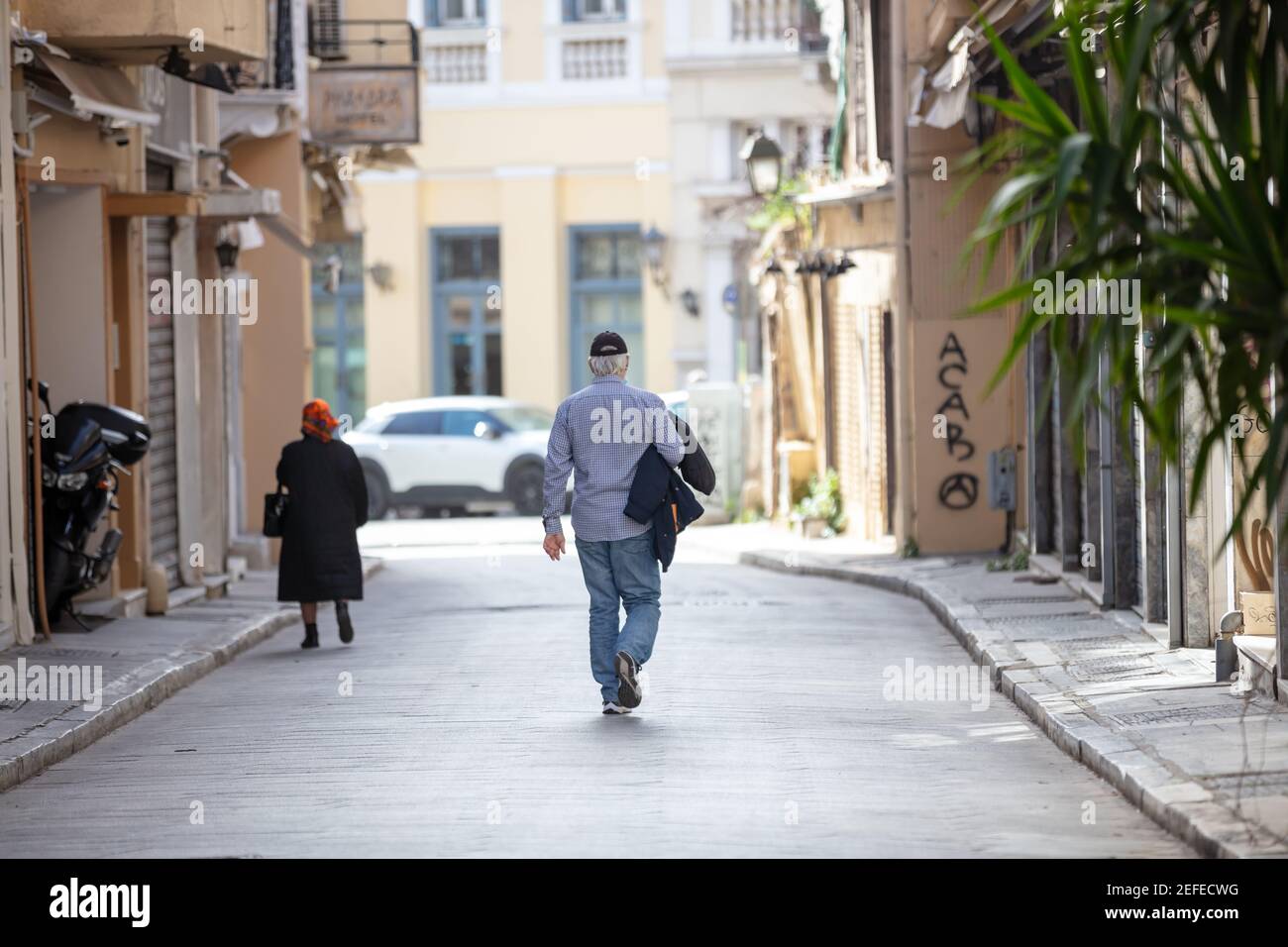 Centro storico di Atene, Grecia. 11 febbraio 2021. Plaka edifici tradizionali e strade, negozi chiusi, Covid 19, coronavirus pandemic lockdown. Qua Foto Stock