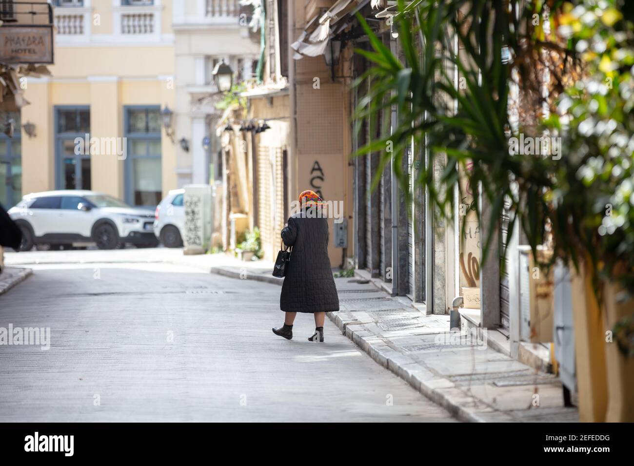 Grecia, centro storico di Atene. 11 febbraio 2021. Plaka edifici tradizionali e strade, negozi chiusi, Covid 19, coronavirus pandemic lockdown. WOM Foto Stock