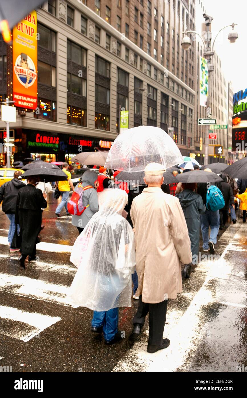 Turisti che attraversano la strada, New York City, New York state, Stati Uniti Foto Stock