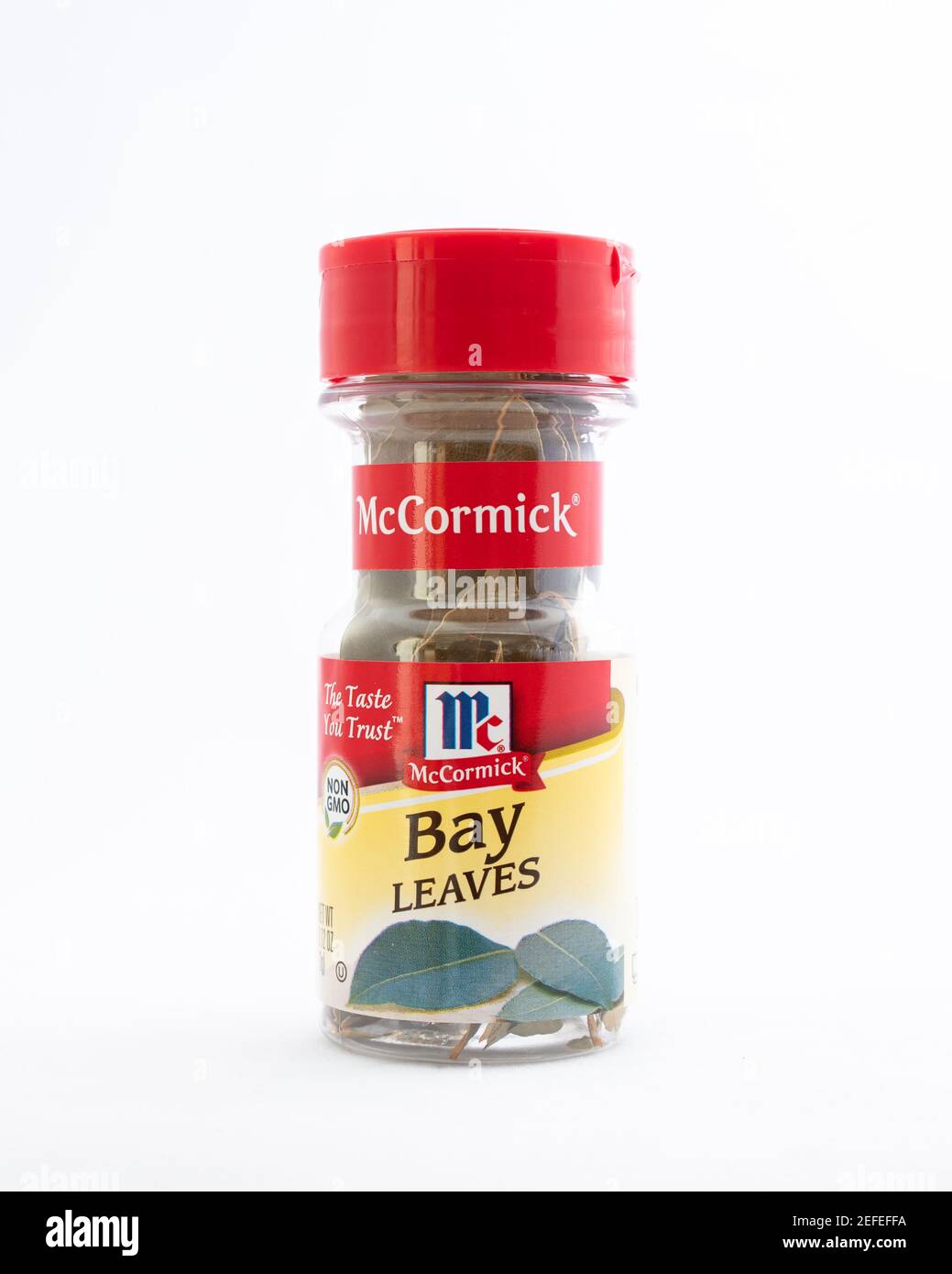 Una bottiglia di plastica di McCormick lascia l'intera baia per aggiungere sapore ai cibi cotti. Foto Stock