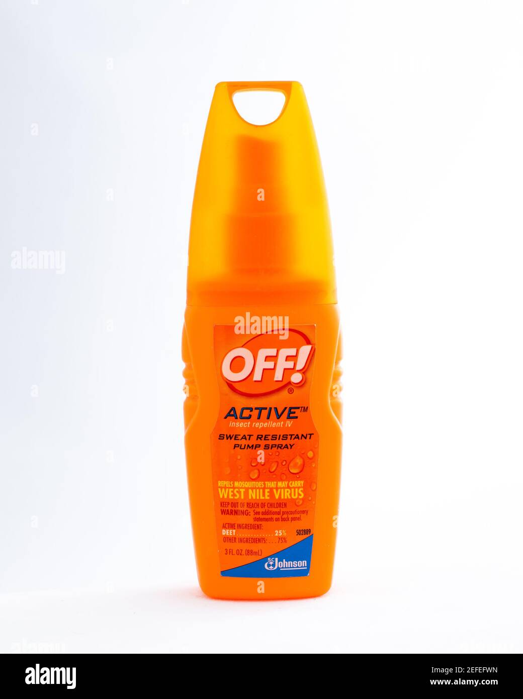 Una bottiglia spray arancione di plastica della pompa di Johnson Off!, un repellente per insetti resistente al sudore attivo per respingere le zanzare e altri bug pesky Foto Stock
