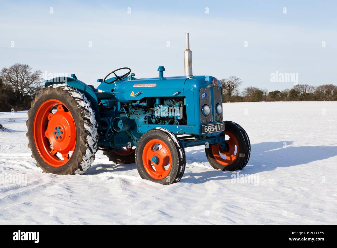 Trattore d'epoca Fordson Super Major nella neve d'inverno Foto Stock