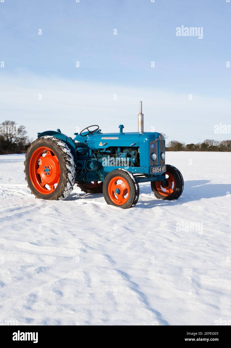 Trattore d'epoca Fordson Super Major nella neve d'inverno Foto Stock