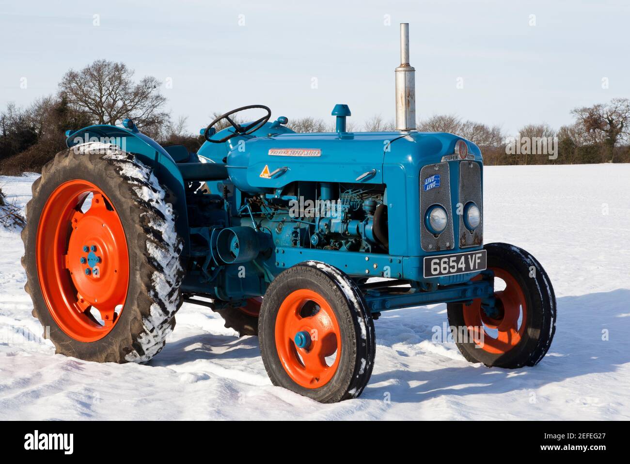 Trattore d'epoca Fordson Super Major nella neve d'inverno Foto Stock