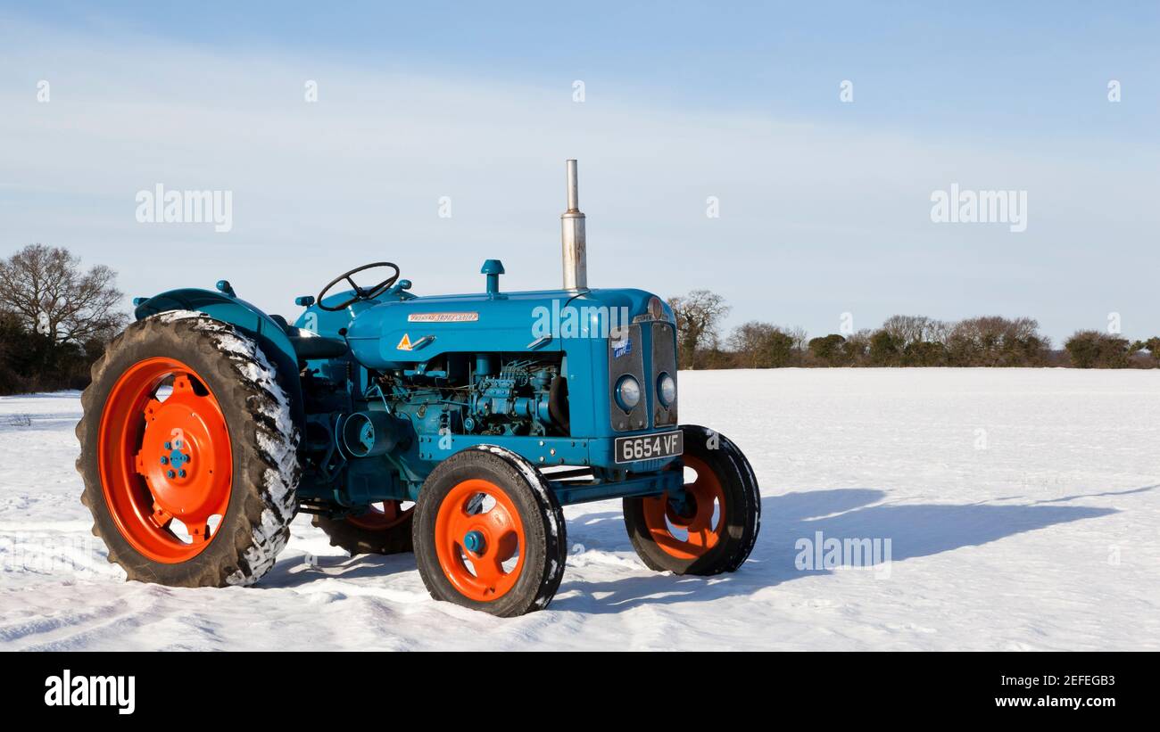 Trattore d'epoca Fordson Super Major nella neve d'inverno Foto Stock